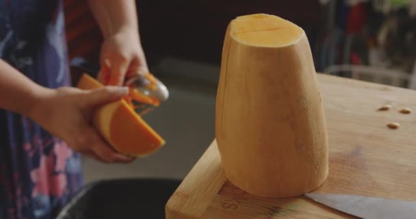 Close Shot Woman Carving Out Scraps Out Butternut Pumpkin — стоковое видео