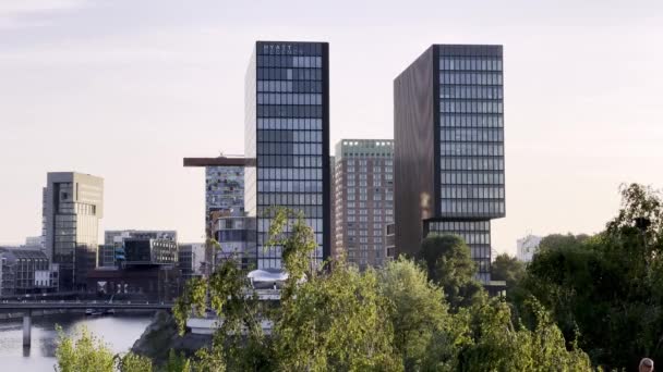Dsseldorf เยอรมน อาคารธนาคารส กงานสม ยใหม ในท าเร อตามไรน Dsseldorf องหลวงของนอร — วีดีโอสต็อก