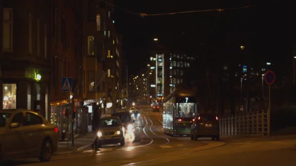 Cold Winter City Street Night Busy Traffic Pedestrians — Stockvideo