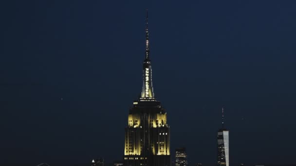 Top Empire State Building New York Night Changing Lights Static — Stock Video