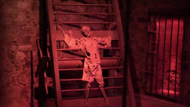 Skeleton Prisoner Torture Machine Museum — Stockvideo