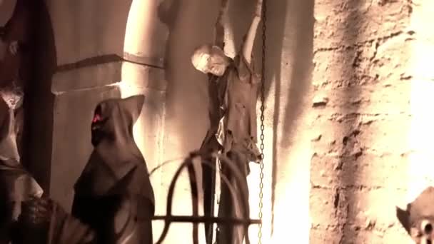 Replica Manikin Man Hanging Chains Museum — Stockvideo