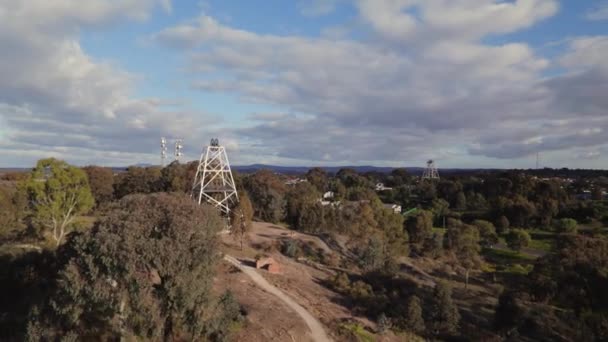 Wide Circling Drone Shot Victoria Hill Mining Reserve Poppet Head — ストック動画