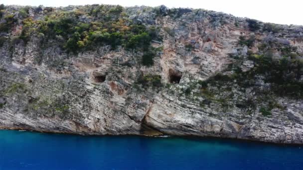 Huge Sandstone Cliffs Holes Facing Blue Colored Sea — Stok video