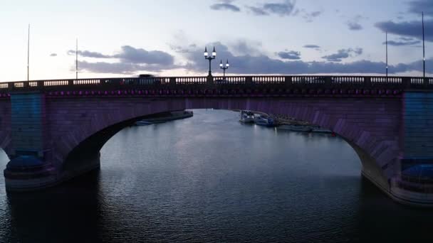 Slow Rising Aerial Close Shot 19Th Century London Bridge Lake — 비디오