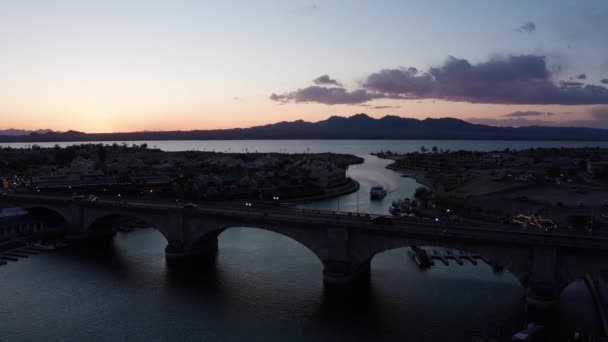 Wide Aerial Panning Shot Historic London Bridge Lake Havasu City — Video Stock