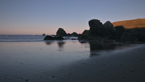 Beautiful Lone Ranch Beach Brookings Oregon Coast Reflection Wet Sand — Stock Video