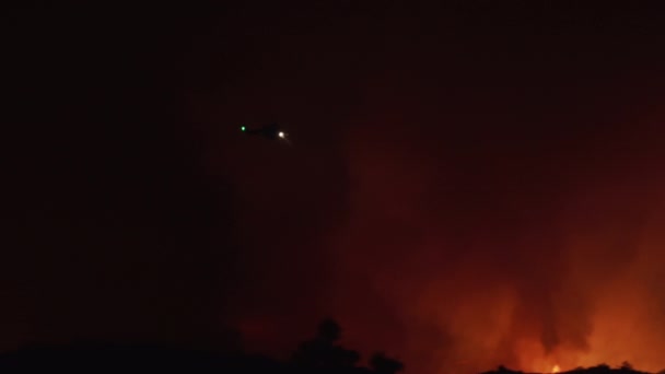 Firefighting Helicopter Passes Wildfire California — Vídeo de Stock