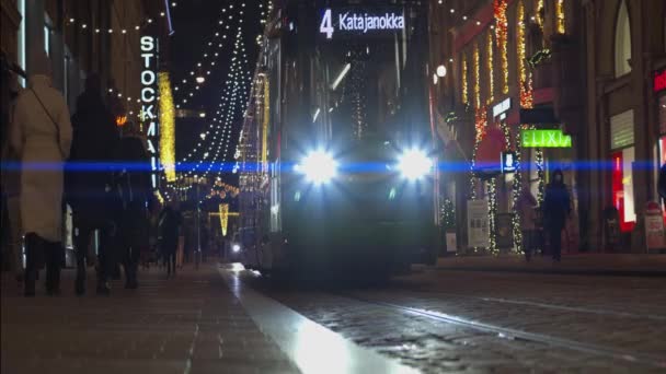 Trem Transit Bersudut Rendah Melewati Jalan Kota Yang Didekorasi Untuk — Stok Video