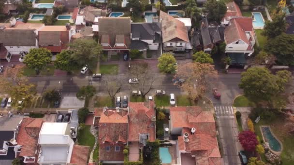 Cars Driving Parana Avenue Crossing Neighborhood Vicente Lopez Residential Area — Vídeo de stock