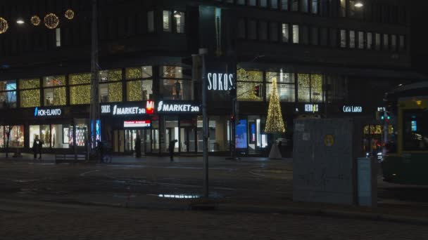 Downtown Helsinki Decorated Christmas Transit Trolley Turns Bend — стоковое видео