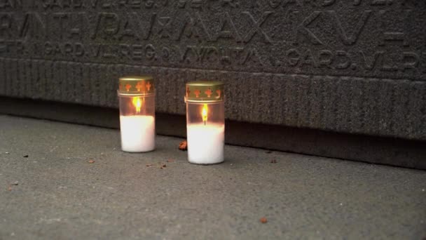 Duas Velas Brancas Queimam Túmulo Guerra Pedra Esculpida Monumento Memorial — Vídeo de Stock