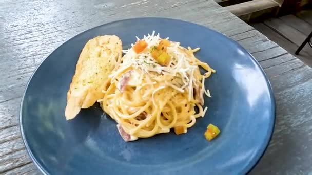 Спагетти Карбонара Подается Тарелке Итальянском Ресторане Magelang Indonesia Закрыть — стоковое видео