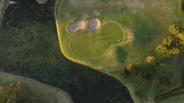 Top View Shot Van Mensen Die Spelen Bij Golf Club — Stockvideo