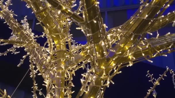 Святкові Різдвяні Вогні Прикрашають Скульптуру Дереві Крупним Планом Абстрактні — стокове відео