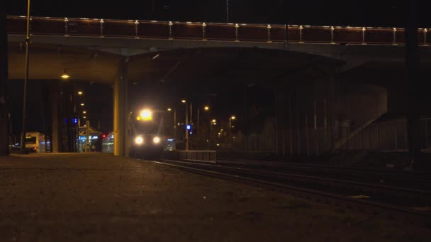 Night Train Departs Station Rolls City Traffic Overpass — Stock Video