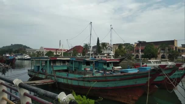 View River Boats Activities Residents Siti Nurbaya Padang Bridge West — Stok video