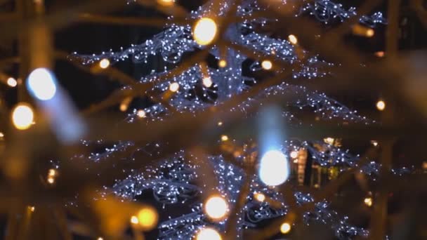 Крупный План Рождественский Свет Экспонат Белом Золотом Абстрактных Шаблонов — стоковое видео