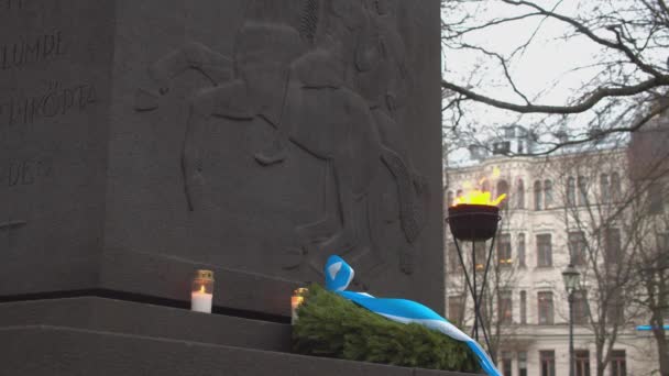 Candles Wreath Sit Stone Bas Relief War Monument Helsinki — Vídeo de stock