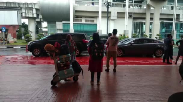 Jakarta April 2022 Passengers Waiting Room Looking Rental Car Landing — Stockvideo