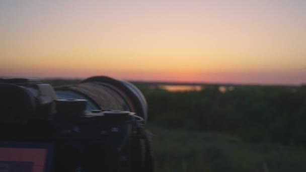 Dolly Shot Stabilized Reflex Camera Tripod Shooting Beautiful Sunset Marshland — ストック動画