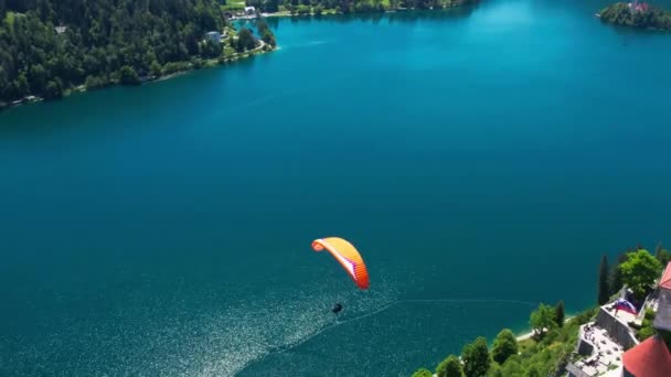 Paragliders Lake Bled Slovenia Beautiful Lake Forest Drone View — ストック動画