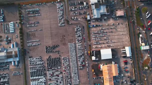Industrial Warehouse Cars Parking Lot Top Spinning Drone Shot — Stockvideo
