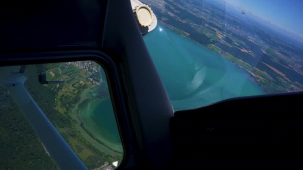 View Out Cockpit Small Airplanes Flying Left Curve Beautiful Lake — 图库视频影像