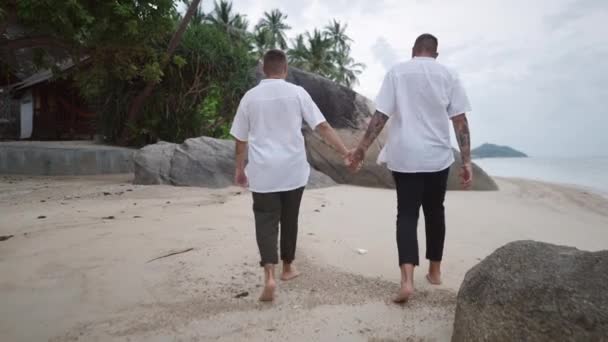 Summer Love Lgbtq Couple Have Romantic Moment Rocky Tropical Beach — Stok video