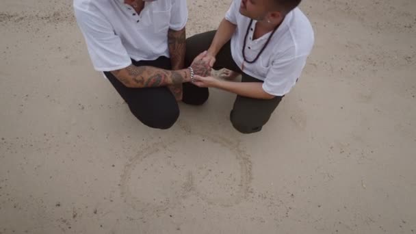 Gay Couple Draw Heart Sand Kiss Holding Hands — Vídeo de stock