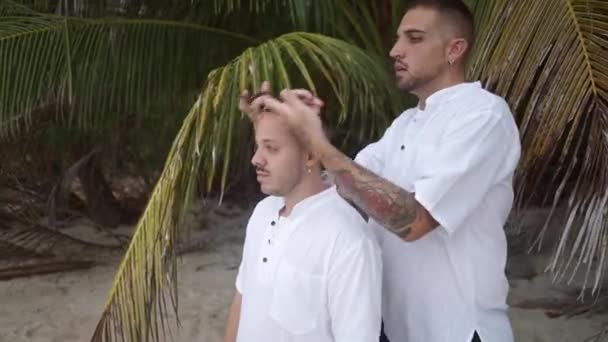 Man Wears Necklace Neck His Gay Partner Exotic Vacation Beach — Vídeos de Stock