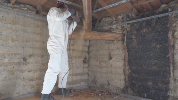 Worker Carpenter Scraping Infested Wooden Roof Frame Using Handheld Power — ストック動画