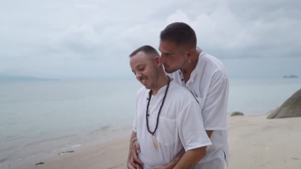 Embraced Gay Couple 30Th Walking Tropical Beach Kissing Summer Vacation — Stockvideo