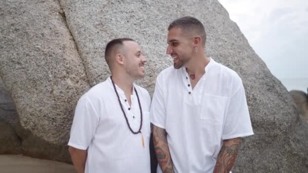 Romantic Gay Couple Honeymoon Tropical Island Tow Men Look Each — Stockvideo