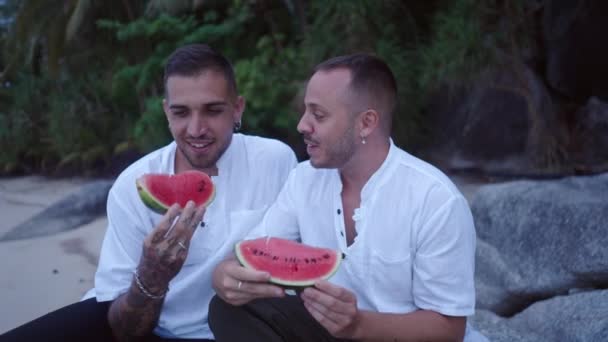 Two Male Young Gay Guys Enjoy Honeymoon Vacation Tropical Island — Stockvideo