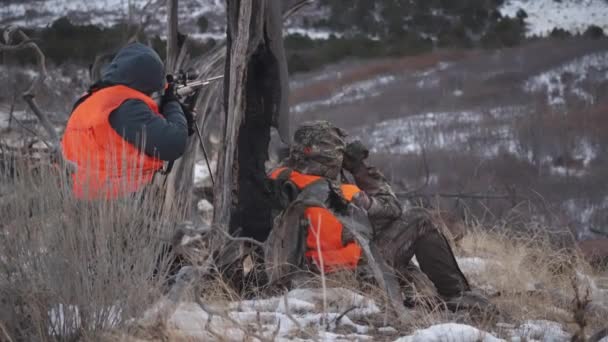 Deux Chasseurs Sont Vus Scouts Assis Côté Arbre Mort Sur — Video