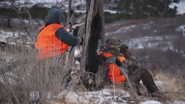 Deux Chasseurs Sont Assis Sur Flanc Une Montagne Froide Regardant — Video