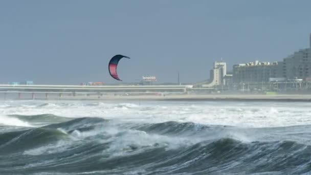 Een Dynamische Beelden Van Een Kitesurfer Die Onder Het Harde — Stockvideo