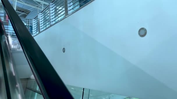 Escalator Ride Floor Porto Airport Slow Motion — стоковое видео