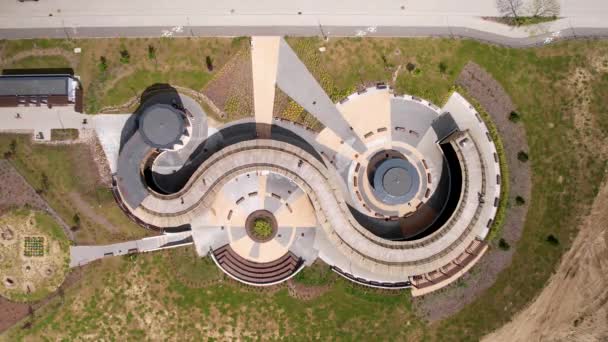 Воздушный Дрон Надвигается Здание Парк Людей Наслаждающихся Видом — стоковое видео