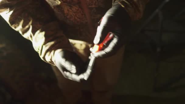 Deer Hunter Wearing Black Latex Gloves Removes Attaches Cutting Blade — Αρχείο Βίντεο