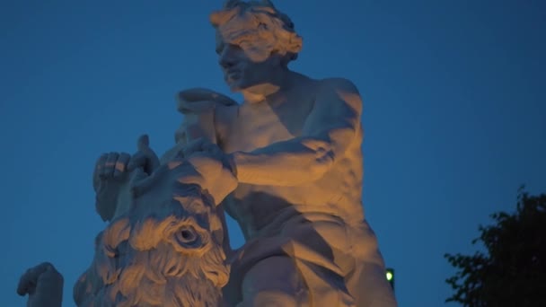 Sculpture Man Battling Lion His Bare Hands Clear Evening Mythical — Vídeo de stock