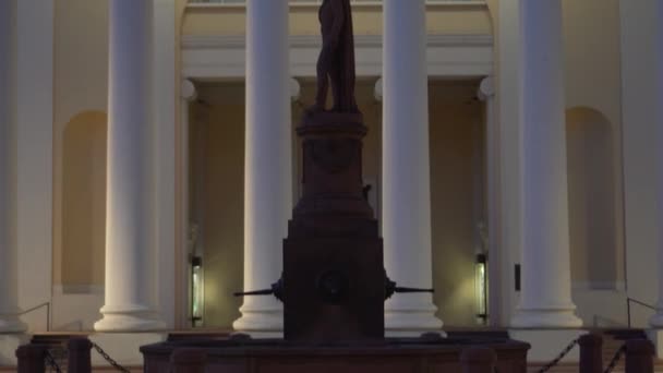 Evening Vertical Shot Governor Statue Wearing Cape Building White Pillars — Vídeo de Stock