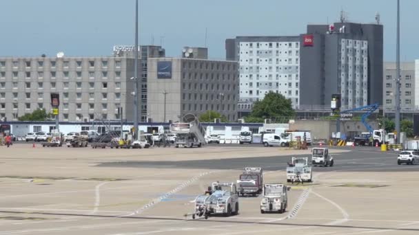 Ground Vehicles Driving Airfield Charles Gaulle Airport Paris France Hotel — Video