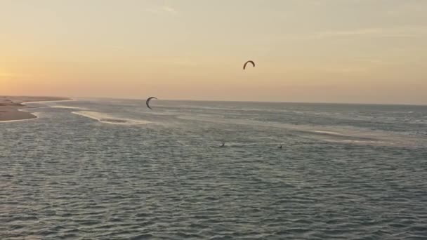 Drone Tracking Guriu Kite Surfers Playing Ocean Horizon Sunset Glow — Vídeo de Stock