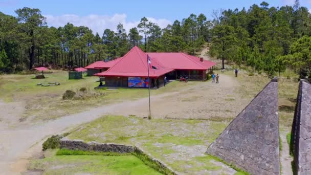 Aerial Ascending View Valle Nuevo Pyramid People Entry Park Reception — Vídeo de stock