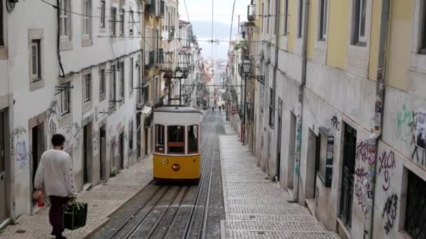 Famous Bica Funicular Lisbon Elevador Bica Way Downhill Couple People — Stock videók