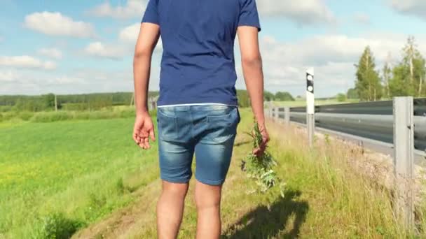 Aching Heart Getting Flowers Dead Roadside Graveyard — Stockvideo