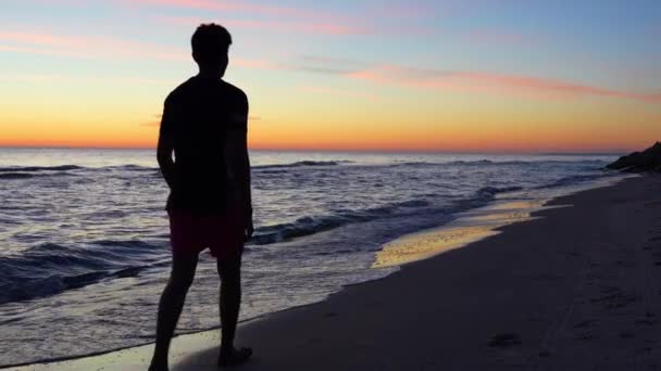 Teen Being Macho Masculine Silhouette Coast — 图库视频影像