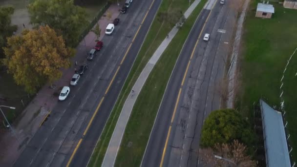 Descending Aerial Top Shot Woman Riding Bicycle Bike Lane Buenos — ストック動画